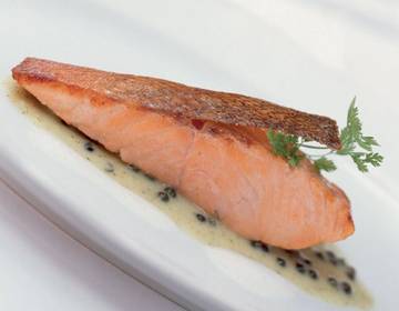 Lachsschnitte auf grüner Pfeffersauce Lachsschnitte auf grüner Pfeffersauce
