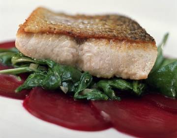 Seeforellenfilet mit roten Rüben und Spinat Seeforellenfilet mit roten Rüben und Spinat