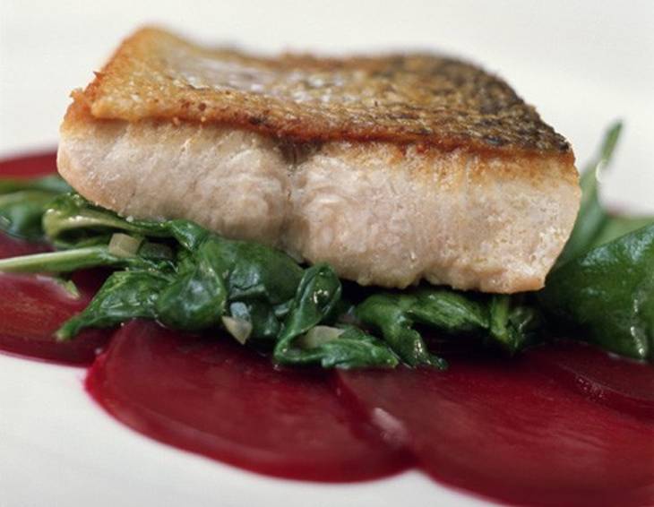 Seeforellenfilet mit roten Rüben und Spinat Seeforellenfilet mit roten Rüben und Spinat