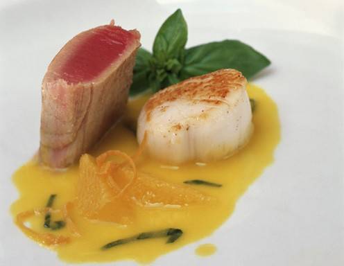 Jakobsmuscheln mit Thunfisch auf Orangen-Basilikumbutter Rezept ... Jakobsmuscheln mit Thunfisch auf Orangen-Basilikumbutter Rezept ...