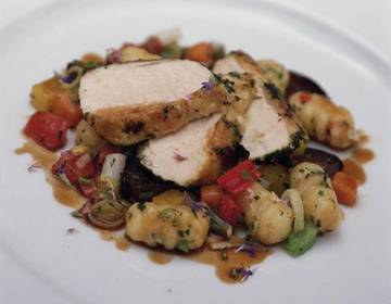 Gekräuterte Landhendlbrust auf Gemüse-Gnocchi Gekräuterte Landhendlbrust auf Gemüse-Gnocchi