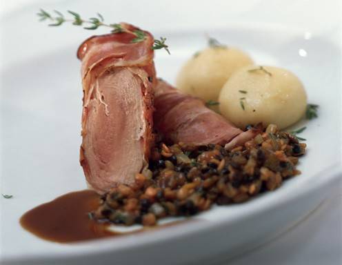 Fasanenbrust auf feinen Specklinsen mit Erdäpfelknödeln Rezept ...