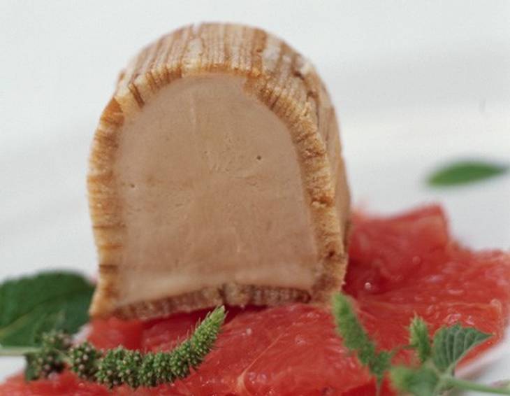 Nougat-Orangen-Parfait im Baumkuchen mit Schokogarnitur und Baiser Nougat-Orangen-Parfait im Baumkuchen mit Schokogarnitur und Baiser