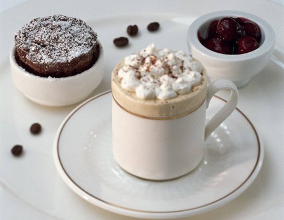 Cappuccino-Parfait mit soufflierter Schokolade und Amarenakirschen Cappuccino-Parfait mit soufflierter Schokolade und Amarenakirschen