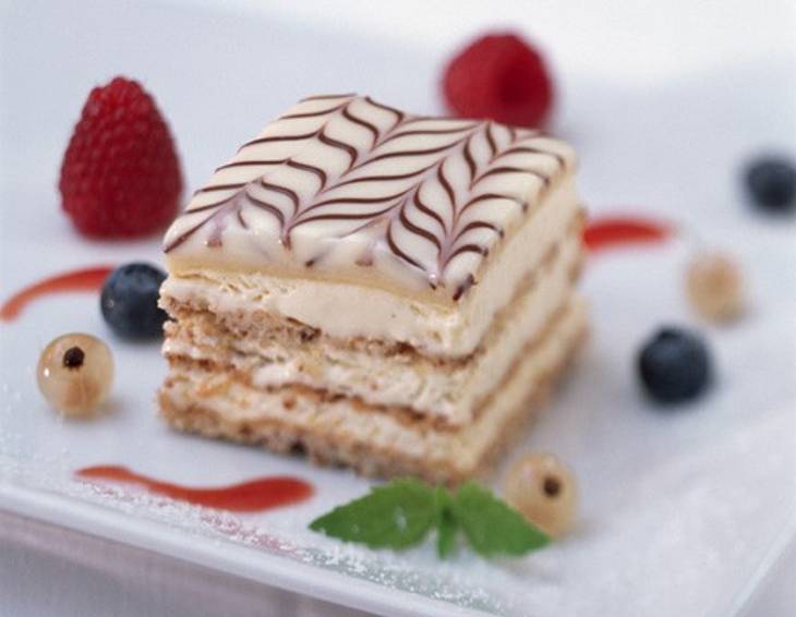 Esterházy-Parfait mit Waldbeeren Esterházy-Parfait mit Waldbeeren