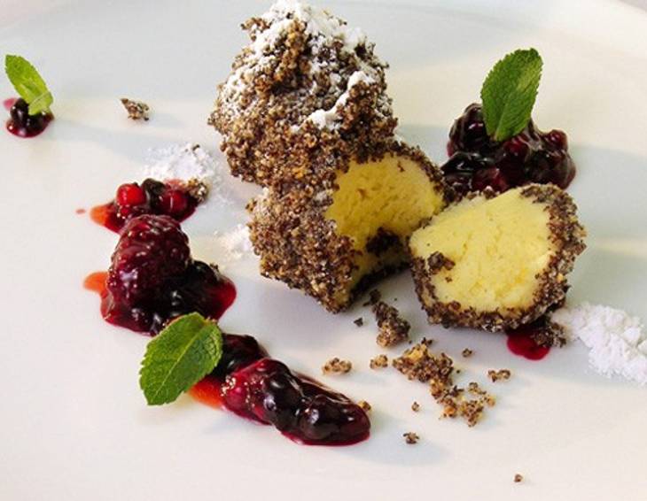 Mohnknöderl mit Beerenragout Mohnknöderl mit Beerenragout