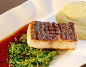 Kümmelbratl vom Wels auf papriziertem Kohl Kümmelbratl vom Wels auf papriziertem Kohl