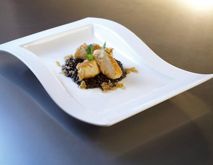 Hechtwürstchen mit Krebsen auf Balsamicolinsen Hechtwürstchen mit Krebsen auf Balsamicolinsen