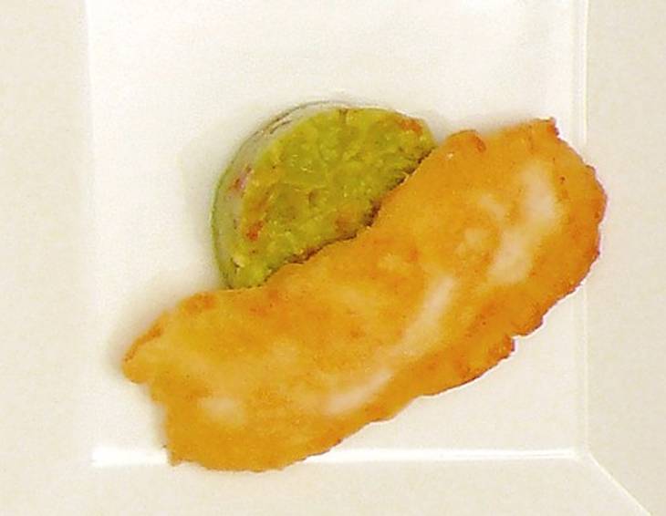 Wallerfilets in Bierteig auf Avocado-Tatar Wallerfilets in Bierteig auf Avocado-Tatar