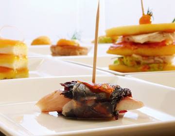 Dörrzwetschken mit Vulcano-Speck und Räucheraal Dörrzwetschken mit Vulcano-Speck und Räucheraal