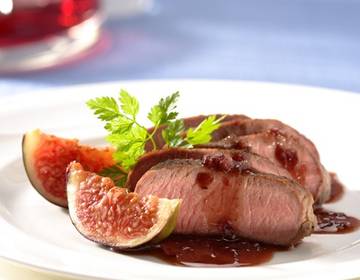 Lammrückenfilets mit pikanter Feigen-Portwein Sauce Lammrückenfilets mit pikanter Feigen-Portwein Sauce