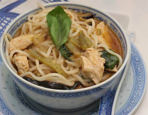 Scharfe Kokos-Nudelsuppe mit Huhn und Melanzani Rezept - ichkoche.ch Scharfe Kokos-Nudelsuppe mit Huhn und Melanzani Rezept - ichkoche.ch