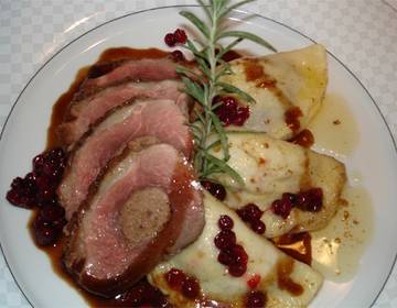 Mit Maroni gefüllte und glasierte Ganslbrust auf Erdäpfel- Rotkrauttascherl und Gewürzsauce Mit Maroni gefüllte und glasierte Ganslbrust auf Erdäpfel- Rotkrauttascherl und Gewürzsauce