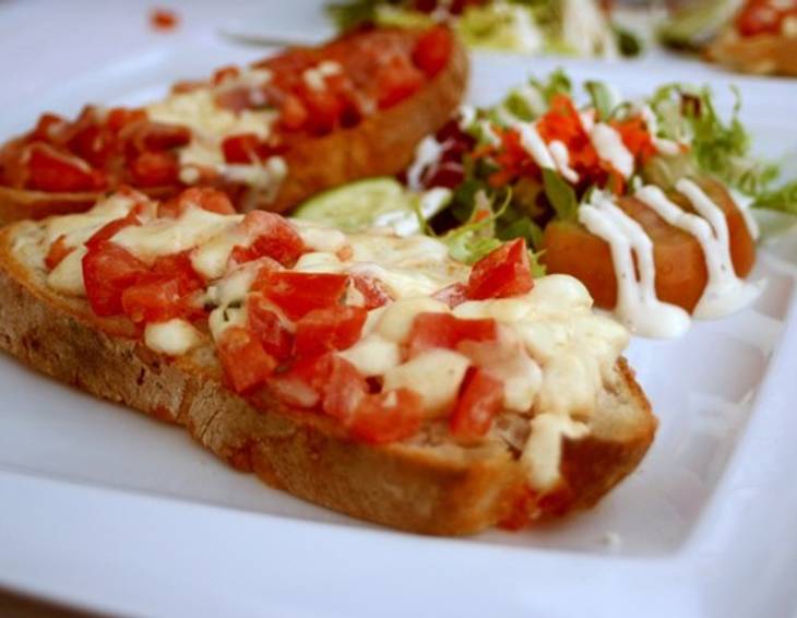 Bruschette mit Mozzarellabelag Bruschette mit Mozzarellabelag
