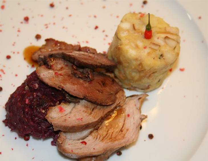 Geimpfte Ganslbrust mit Himbeerrotkraut und Serviettenknödel Geimpfte Ganslbrust mit Himbeerrotkraut und Serviettenknödel
