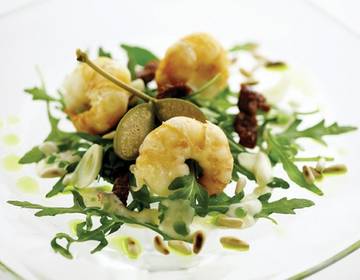 Gedämpfte Garnelen mit Aromaten auf Rucola Gedämpfte Garnelen mit Aromaten auf Rucola