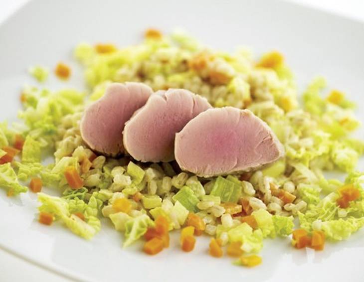 Gesurte Schweinelendchen auf Rollgerstencreme Gesurte Schweinelendchen auf Rollgerstencreme