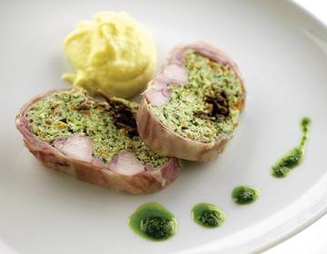 Gefüllter Kaninchenrücken mit Polentapüree Gefüllter Kaninchenrücken mit Polentapüree