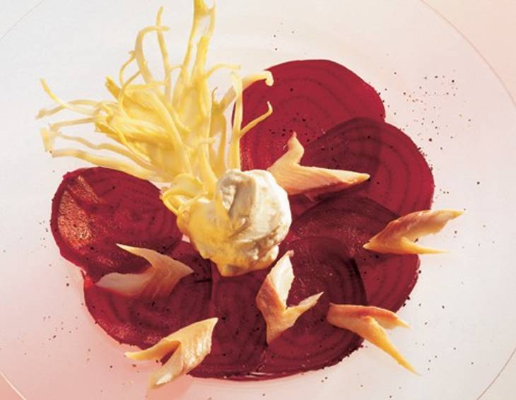 Carpaccio von Roten Rüben mit geräucherten Forellenfilets Carpaccio von Roten Rüben mit geräucherten Forellenfilets