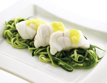 Seeteufelmedaillons auf Zucchinispaghetti und Safransauce