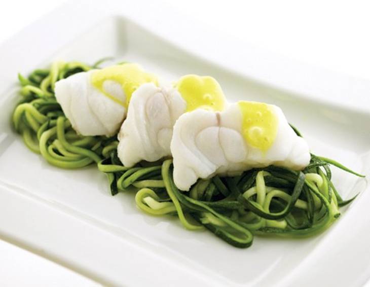 Seeteufelmedaillons auf Zucchinispaghetti und Safransauce