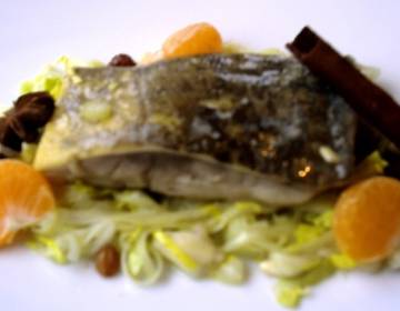 Saurer Karpfen mit Rosinen und Pinienkernen auf Stangenselleriesalat Saurer Karpfen mit Rosinen und Pinienkernen auf Stangenselleriesalat