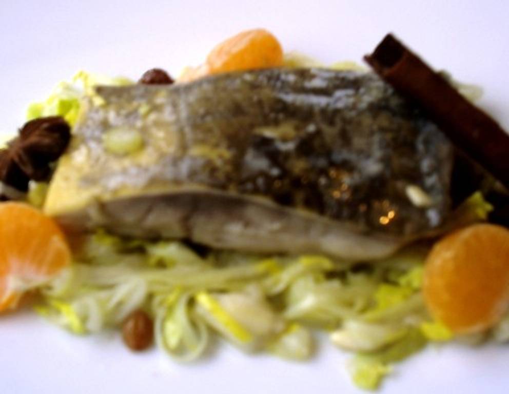 Saurer Karpfen mit Rosinen und Pinienkernen auf Stangenselleriesalat Saurer Karpfen mit Rosinen und Pinienkernen auf Stangenselleriesalat