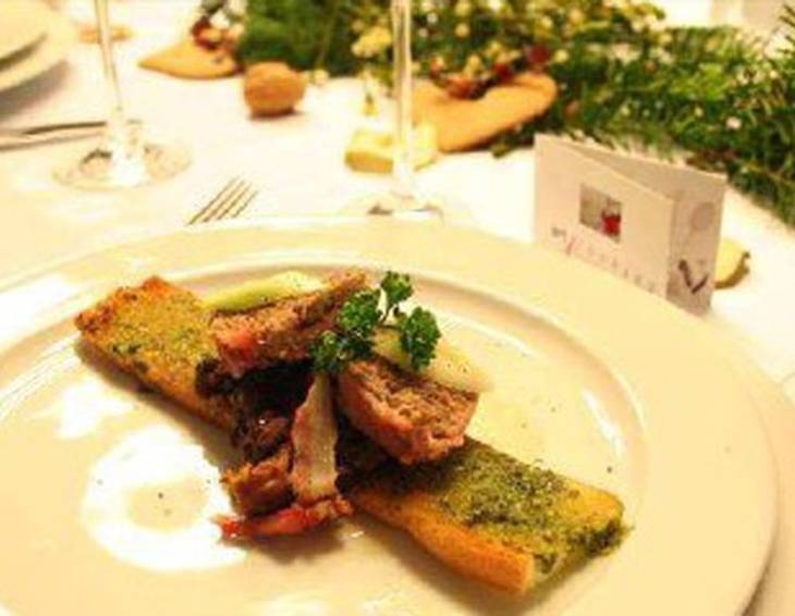 Rudolf im Speckmantel mit schwarzen Bohnen und grünem Baguette Rudolf im Speckmantel mit schwarzen Bohnen und grünem Baguette