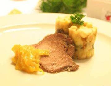 Reh mit Tannenzweigen mit fruchtigen Serviettenknödel & Mango Chutney Reh mit Tannenzweigen mit fruchtigen Serviettenknödel & Mango Chutney