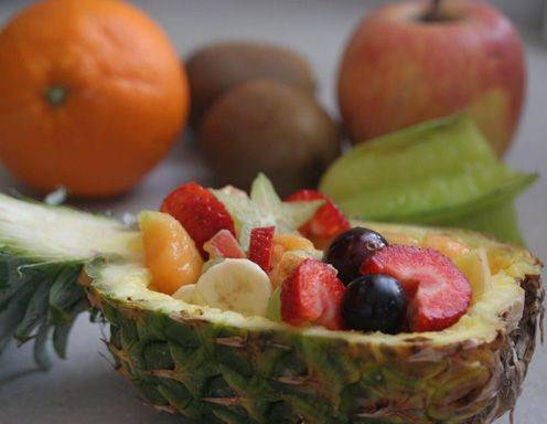 Fruchtsalat in einem Ananasboot Rezept - ichkoche.at