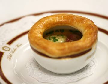 Consommé von der Nantaiser Ente mit Perigord Trüffel Consommé von der Nantaiser Ente mit Perigord Trüffel