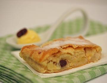 Strudel mit Birnentopfenfüllung Strudel mit Birnentopfenfüllung