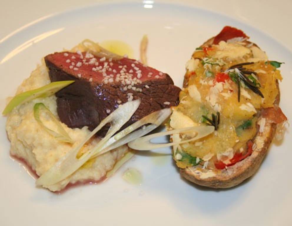 In Rotwein pochiertes Rinderfilet in Selleriecreme mit überbackenen Antipasti-Kartoffeln In Rotwein pochiertes Rinderfilet in Selleriecreme mit überbackenen Antipasti-Kartoffeln