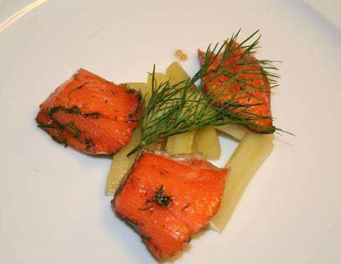 Schnell gebeizte Lachsforelle auf Senfgurkensalat und Schwarzbrotchips ... Schnell gebeizte Lachsforelle auf Senfgurkensalat und Schwarzbrotchips ...