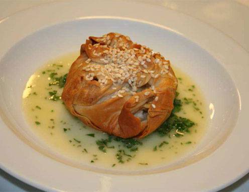 Bachforelle im Strudelteig mit Gemüsenudeln auf Zitronenbutter Rezept ... Bachforelle im Strudelteig mit Gemüsenudeln auf Zitronenbutter Rezept ...