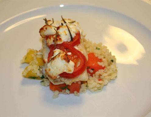 Zander mit angetrockneter Tomate & Schafskäse, dazu Gemüsebulgur