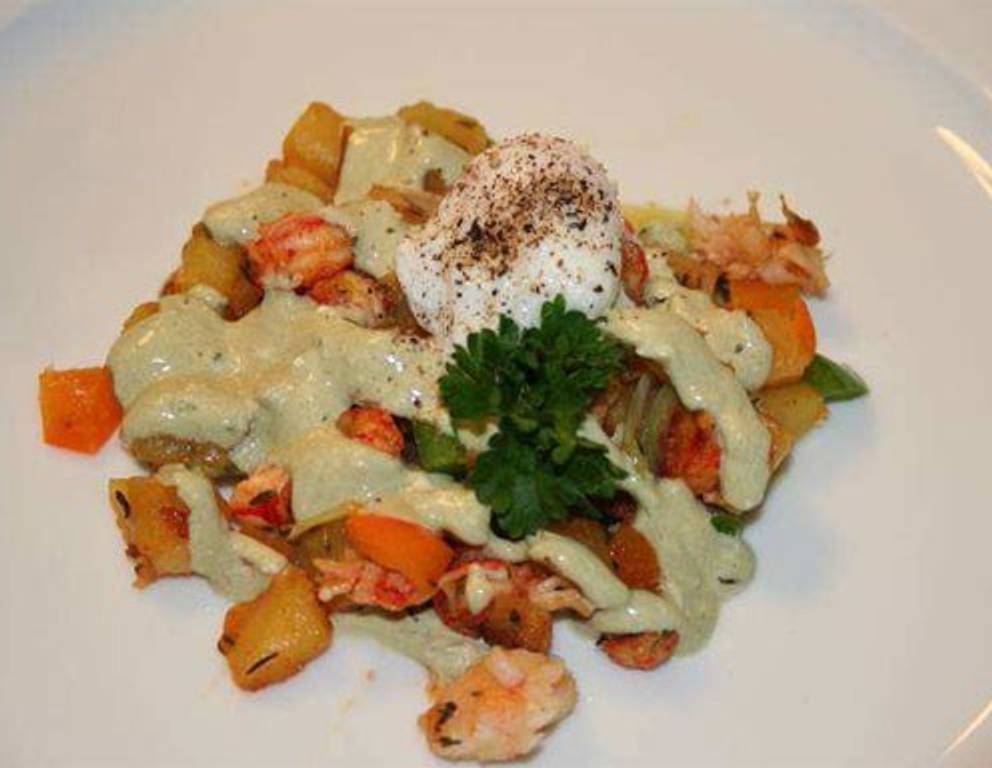 Flusskrebsgröstel mit Wasabi & Kernölrahm mit pochiertem Wachtelei Flusskrebsgröstel mit Wasabi & Kernölrahm mit pochiertem Wachtelei