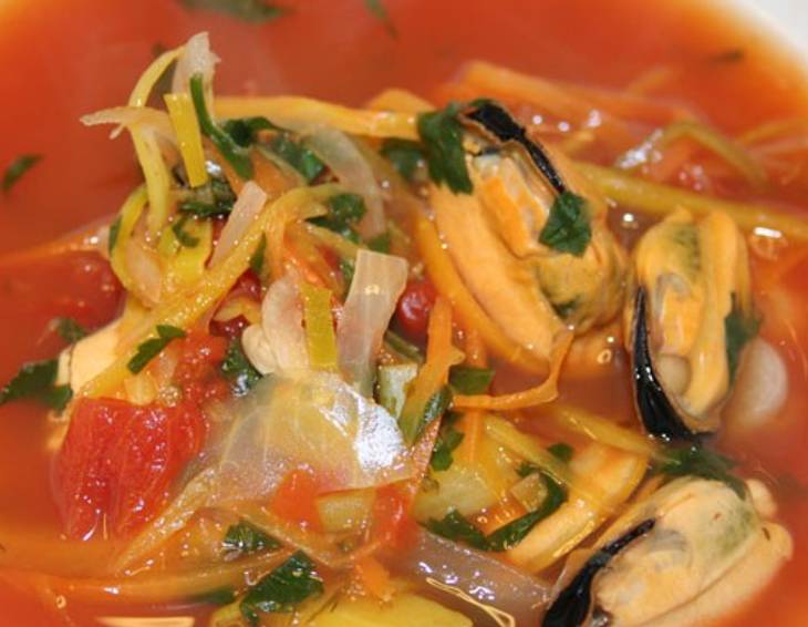 Muschelsuppe mit Tomaten und Gemüse