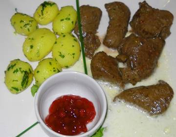 Hirschmedaillons auf Tzatsiki-Espuma Hirschmedaillons auf Tzatsiki-Espuma