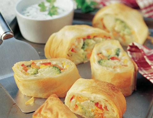 Gemüsestrudel mit Kräutersauce Rezept - ichkoche.at Gemüsestrudel mit Kräutersauce Rezept - ichkoche.at