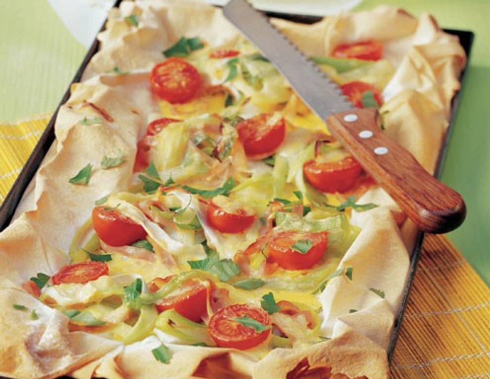 Pizza mit Lauch, Schinken und Emmentaler Pizza mit Lauch, Schinken und Emmentaler