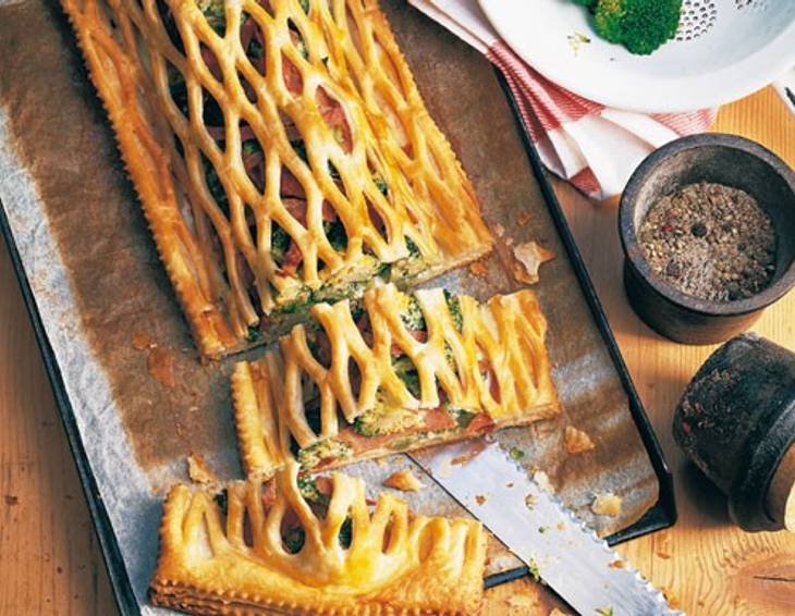 Brokkoli-Schinkenstrudel mit Gitter Brokkoli-Schinkenstrudel mit Gitter