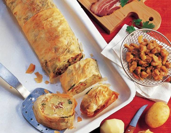 Erdäpfelstrudel mit Selchspeck und Grammeln Erdäpfelstrudel mit Selchspeck und Grammeln