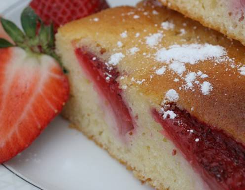 Blechkuchen mit Erdbeeren