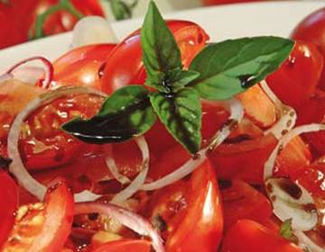 Tomatensalat mit Kürbiskernöl Tomatensalat mit Kürbiskernöl