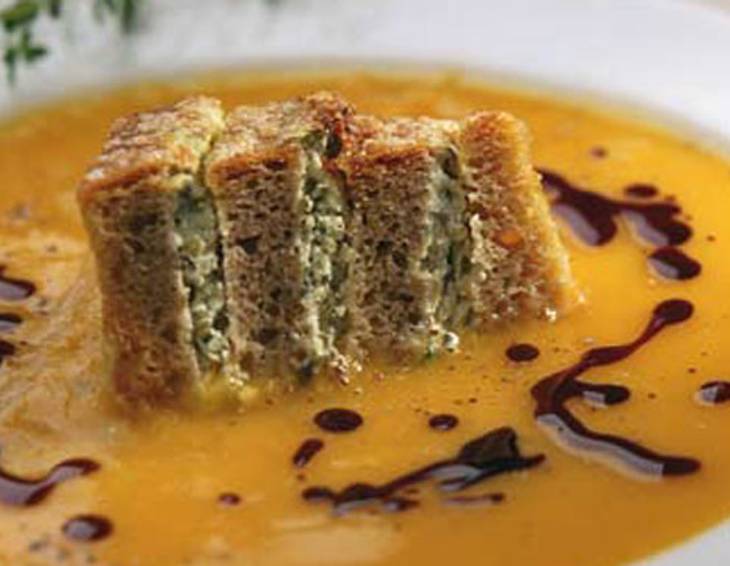 Kürbis-Tomatencremesuppe an knusprigem Kürbiskernbrot Kürbis-Tomatencremesuppe an knusprigem Kürbiskernbrot