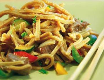 Gebratene Kernölnudeln im Wok Gebratene Kernölnudeln im Wok