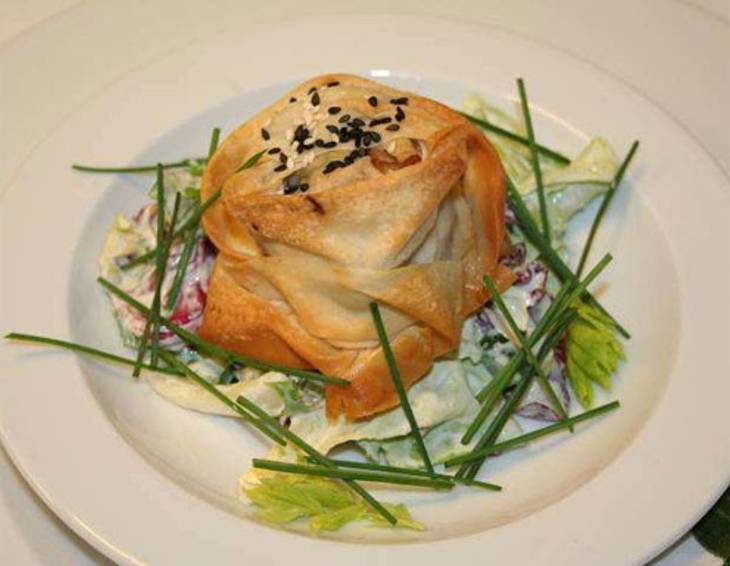 Strudelteigpackerl mit Hühnerhaxn & Erdnüssen auf Blattsalat