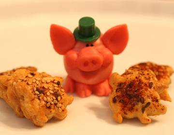 Blätterteig-Glücksschweinderl mit Kümmel und Sesam