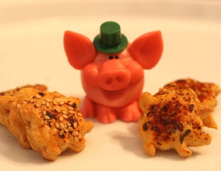 Blätterteig-Glücksschweinderl mit Kümmel und Sesam Blätterteig-Glücksschweinderl mit Kümmel und Sesam